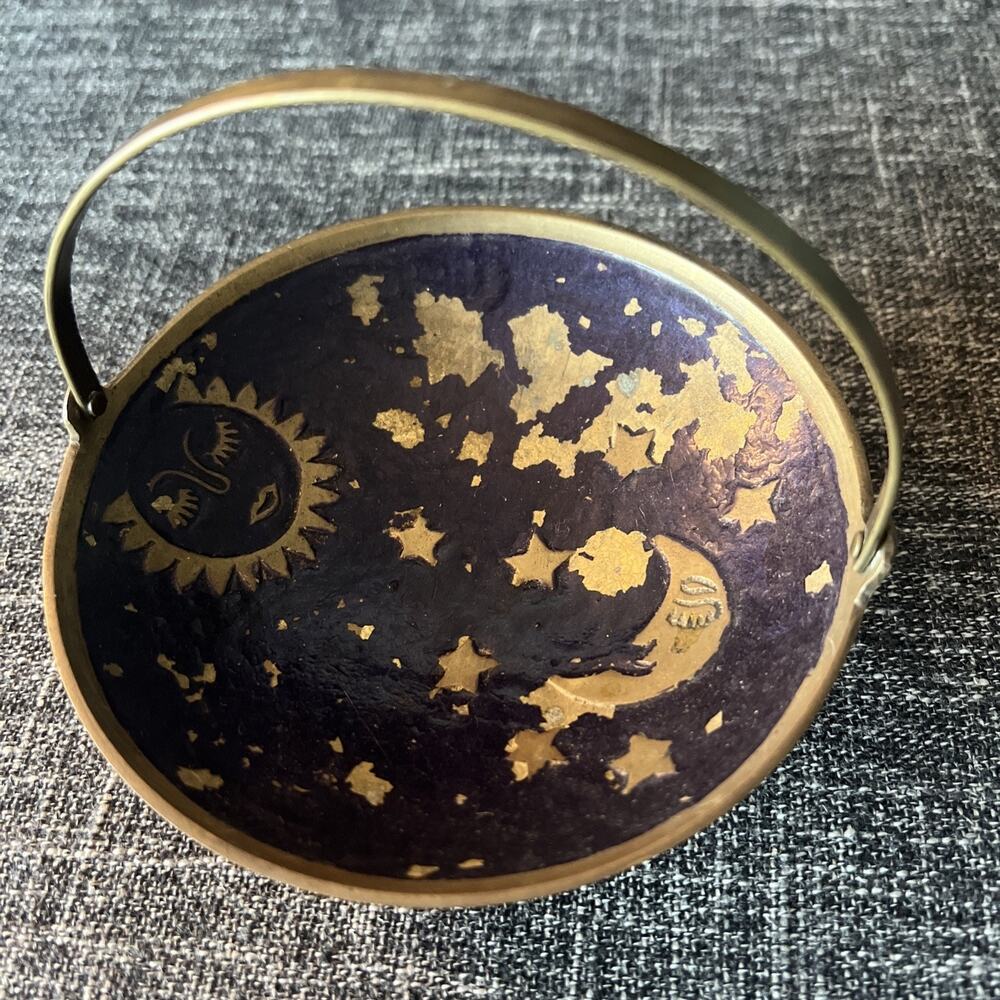 Vintage Celestial-Themed Trinket Basket Made of Enameled Brass READ - Picture 3 of 5